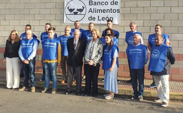 Galería. El equipo de voluntarios del banco de alimentos de León posa junto a la reina emérita. 