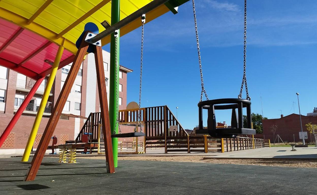 Valencia de Don Juan instala columpios cesta-bebé en sus parques infantiles