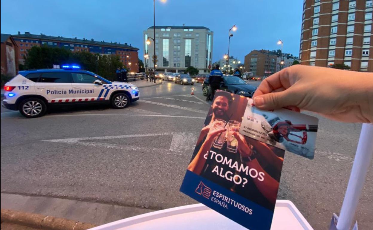 Un equipo de monitores de Espirituosos España acompañó a los agentes de la Policía Local de la capital berciana mientras realizaban controles de alcoholemia.