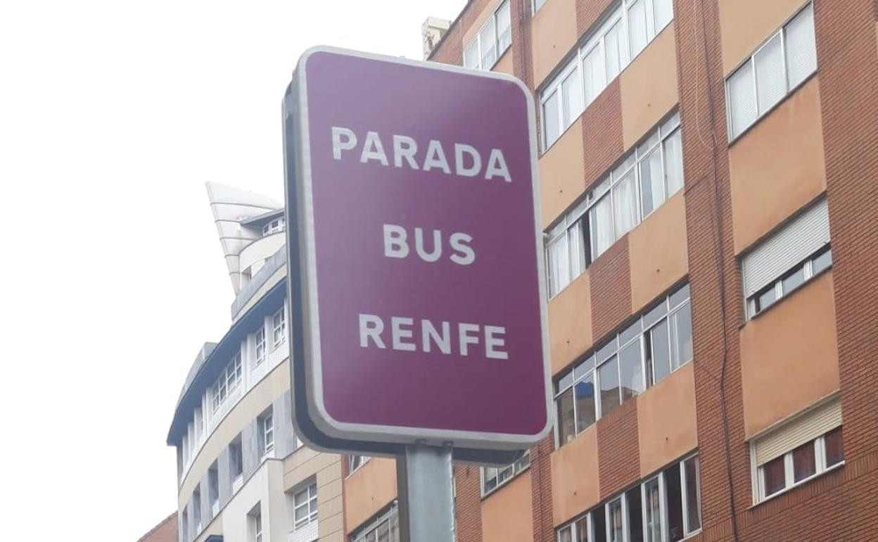 Parada provisional de bus junto a la estación de Feve de Matallana, en la avenida Suero de Quiñones.