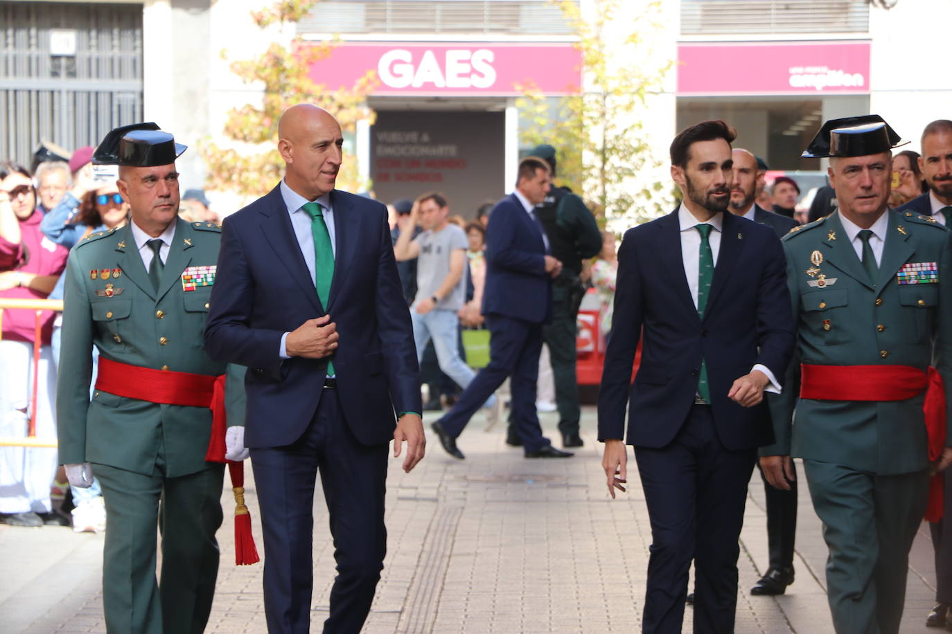 Fotos: Una placa para reconocer a la benemérita