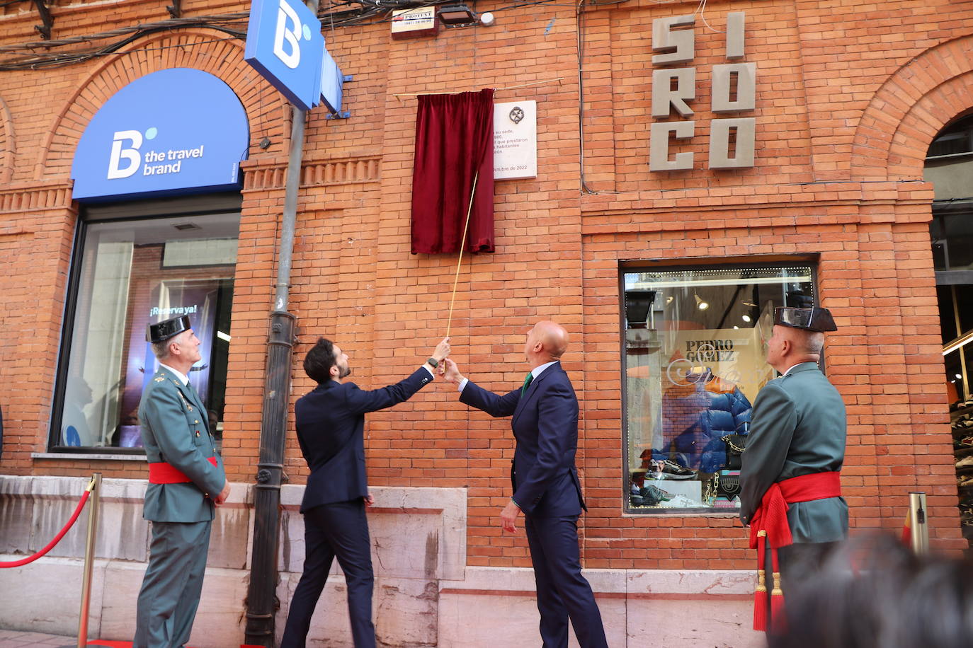 Fotos: Una placa para reconocer a la benemérita