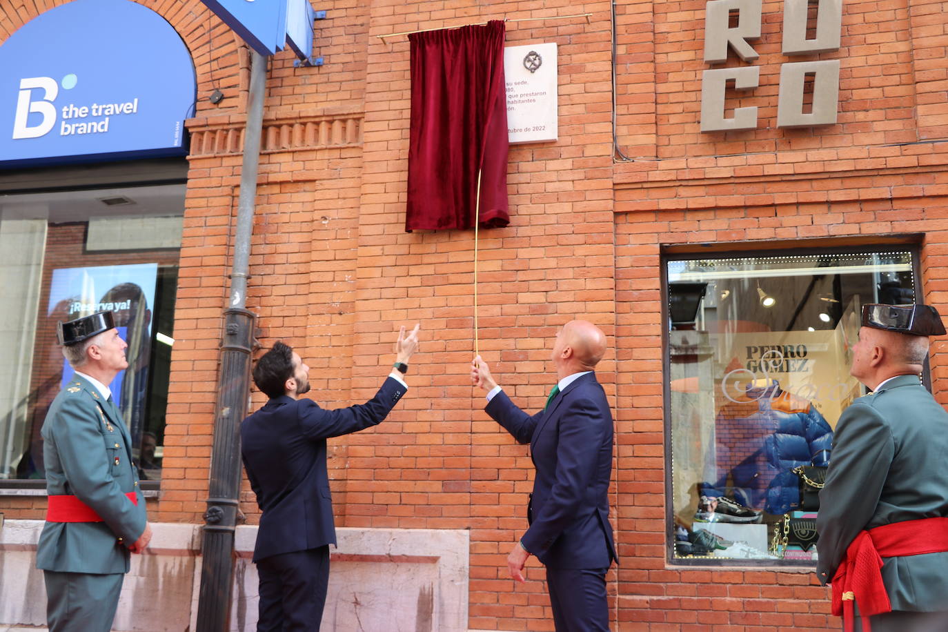 Fotos: Una placa para reconocer a la benemérita