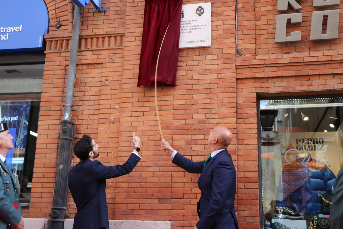 Fotos: Una placa para reconocer a la benemérita