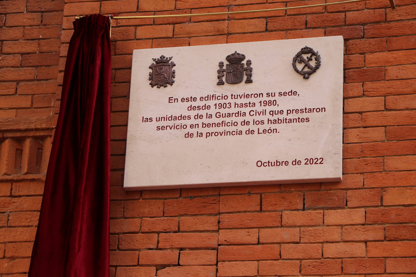 Fotos: Una placa para reconocer a la benemérita