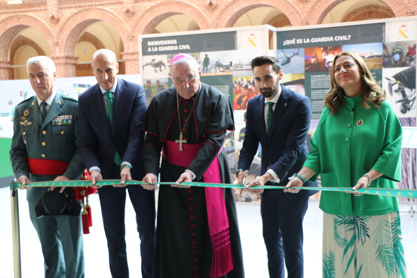 Fotos: Inauguración de la exposición de la Guardia Civil en León