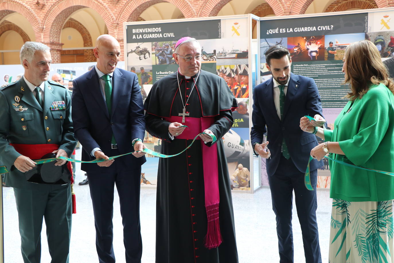 Fotos: Inauguración de la exposición de la Guardia Civil en León