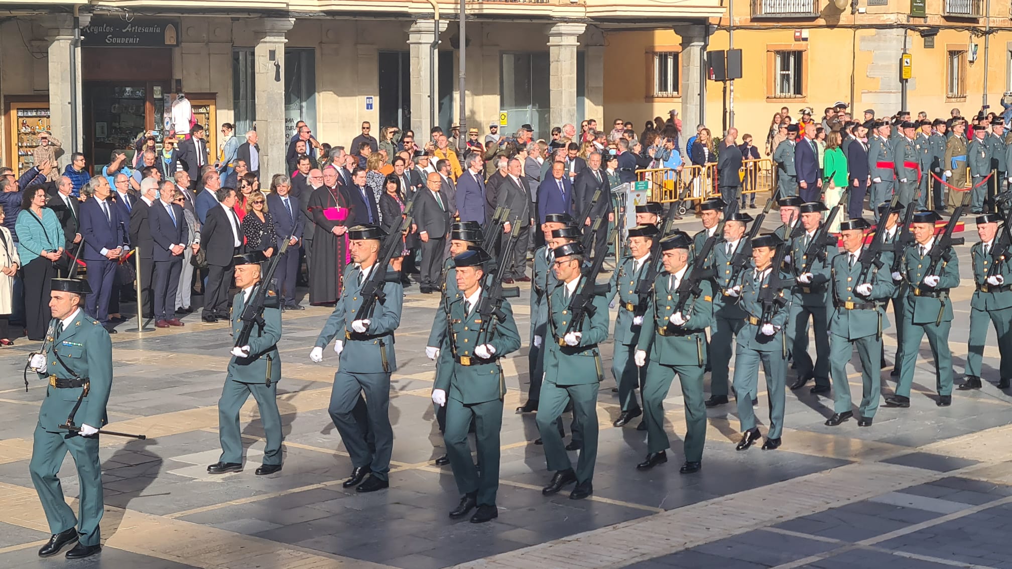 El solemne acto del izado de la bandera nacional en la plaza de Regla abre los actos conmemorativos de la patrona de la Guardia Civil, con León como foco central de los actos. Cientos de personas suman su presencia a la apertura de un intenso calendario de actividades. 