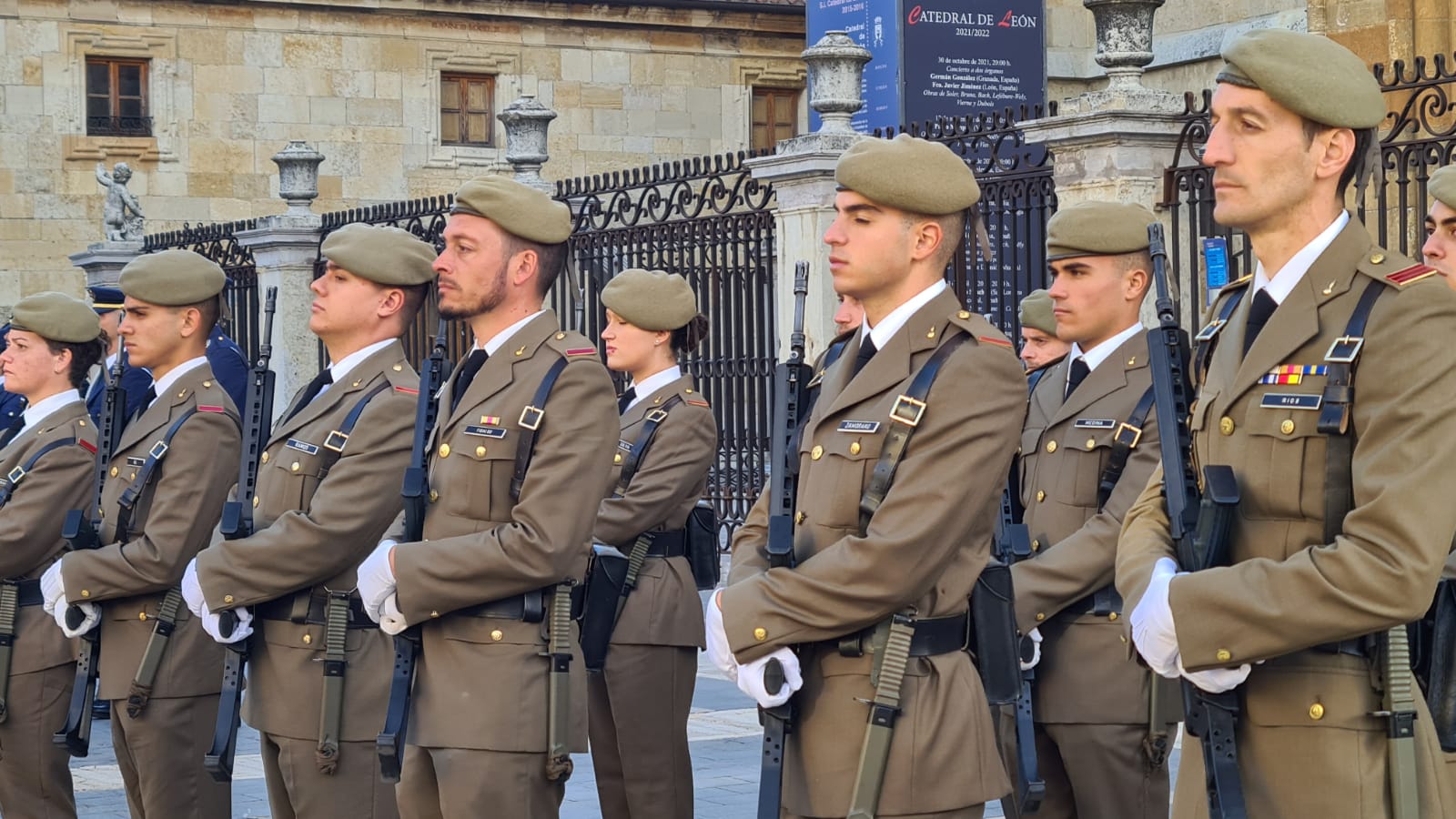 El solemne acto del izado de la bandera nacional en la plaza de Regla abre los actos conmemorativos de la patrona de la Guardia Civil, con León como foco central de los actos. Cientos de personas suman su presencia a la apertura de un intenso calendario de actividades. 