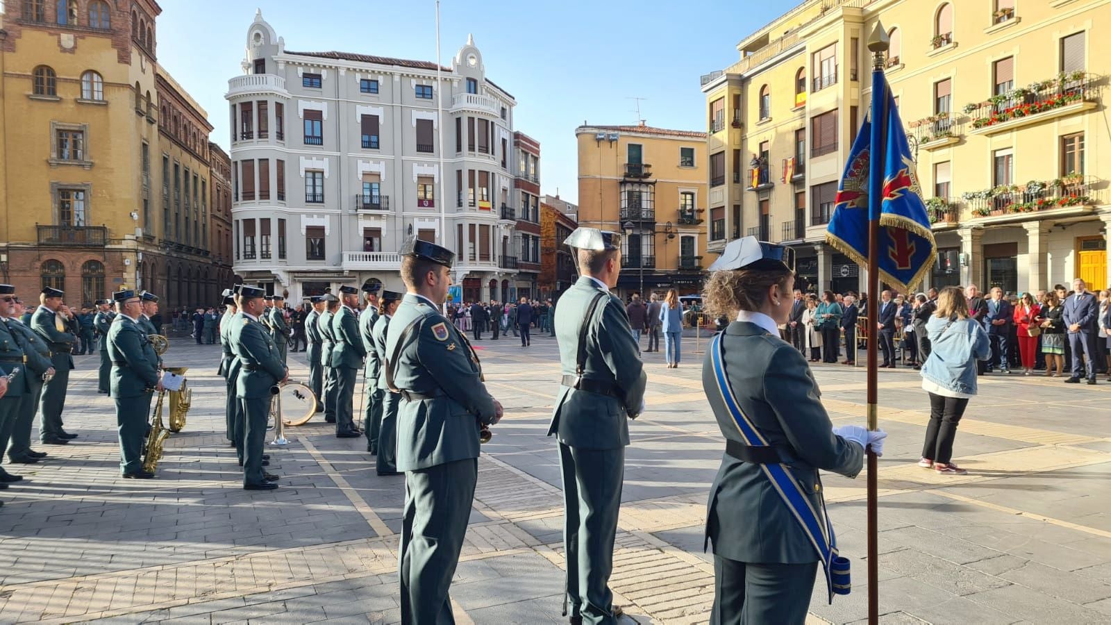 El solemne acto del izado de la bandera nacional en la plaza de Regla abre los actos conmemorativos de la patrona de la Guardia Civil, con León como foco central de los actos. Cientos de personas suman su presencia a la apertura de un intenso calendario de actividades. 