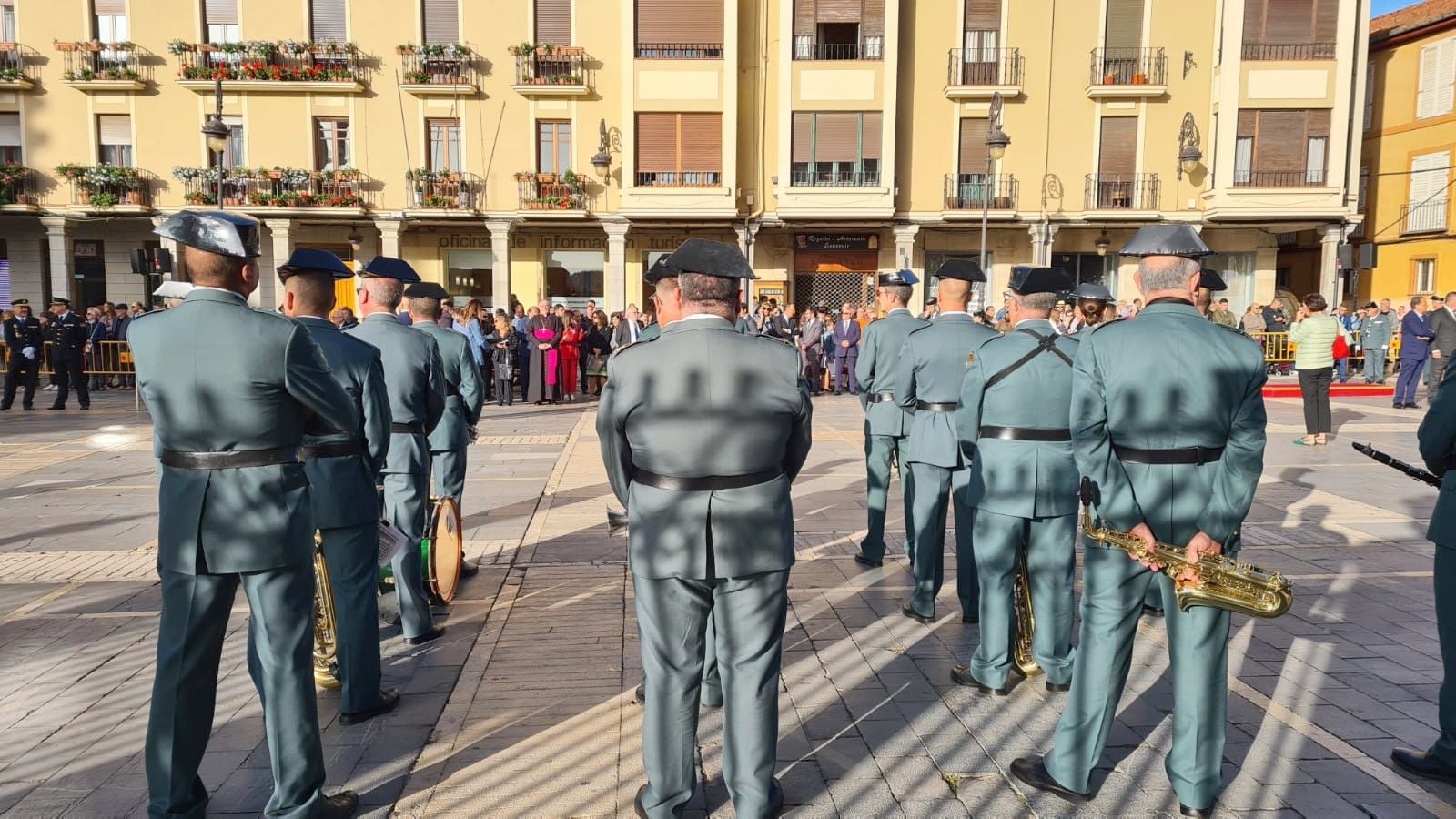 El solemne acto del izado de la bandera nacional en la plaza de Regla abre los actos conmemorativos de la patrona de la Guardia Civil, con León como foco central de los actos. Cientos de personas suman su presencia a la apertura de un intenso calendario de actividades. 