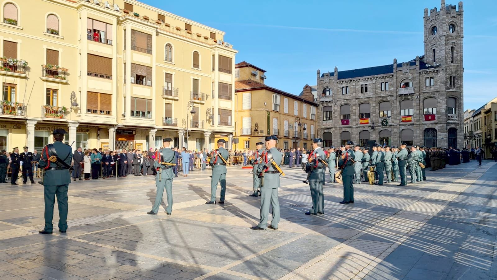 El solemne acto del izado de la bandera nacional en la plaza de Regla abre los actos conmemorativos de la patrona de la Guardia Civil, con León como foco central de los actos. Cientos de personas suman su presencia a la apertura de un intenso calendario de actividades. 