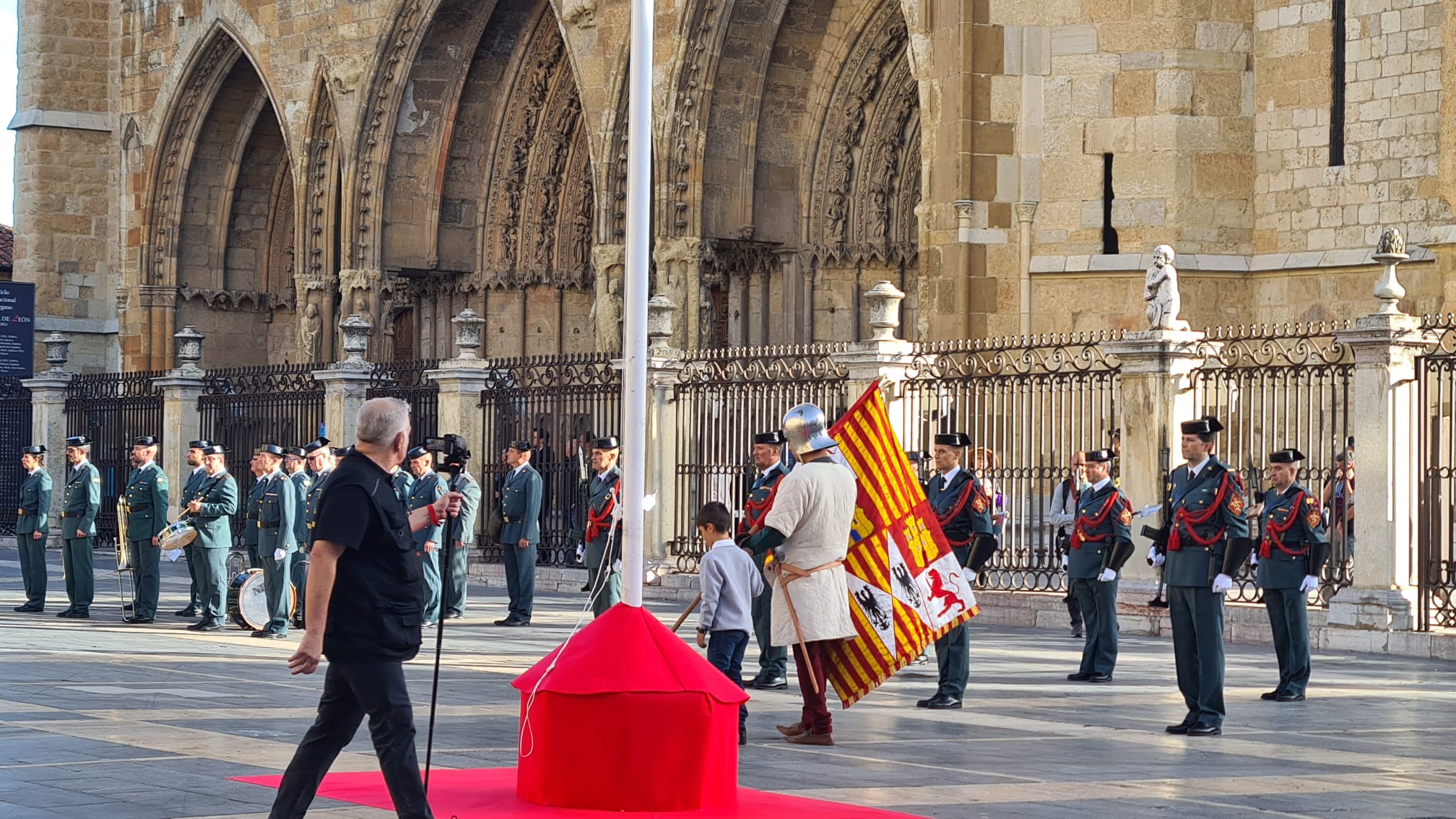 El solemne acto del izado de la bandera nacional en la plaza de Regla abre los actos conmemorativos de la patrona de la Guardia Civil, con León como foco central de los actos. Cientos de personas suman su presencia a la apertura de un intenso calendario de actividades. 