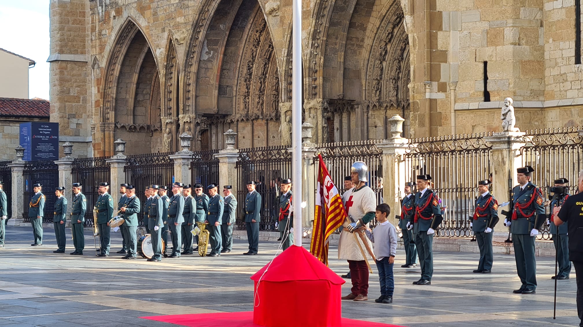 El solemne acto del izado de la bandera nacional en la plaza de Regla abre los actos conmemorativos de la patrona de la Guardia Civil, con León como foco central de los actos. Cientos de personas suman su presencia a la apertura de un intenso calendario de actividades. 