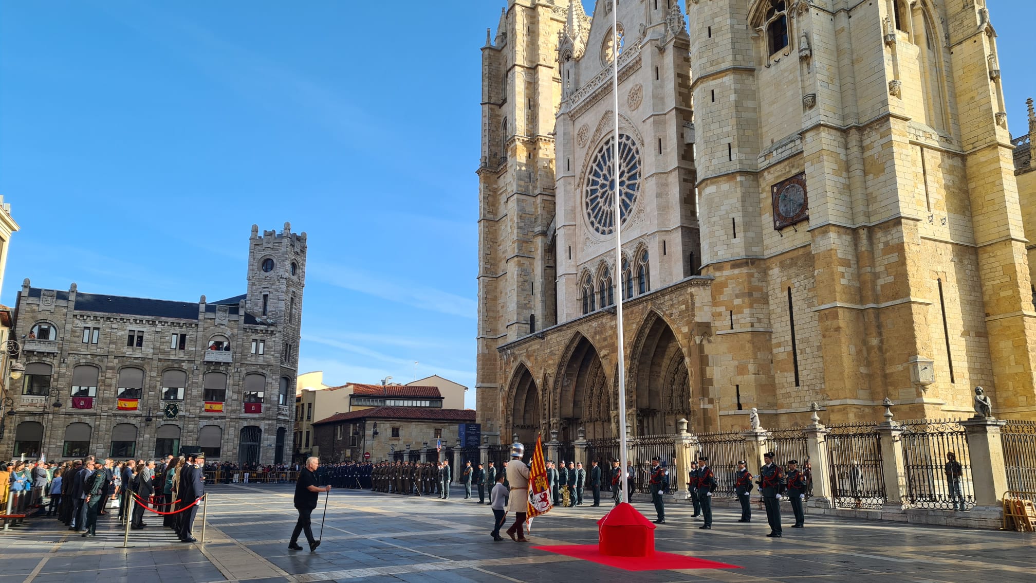 El solemne acto del izado de la bandera nacional en la plaza de Regla abre los actos conmemorativos de la patrona de la Guardia Civil, con León como foco central de los actos. Cientos de personas suman su presencia a la apertura de un intenso calendario de actividades. 