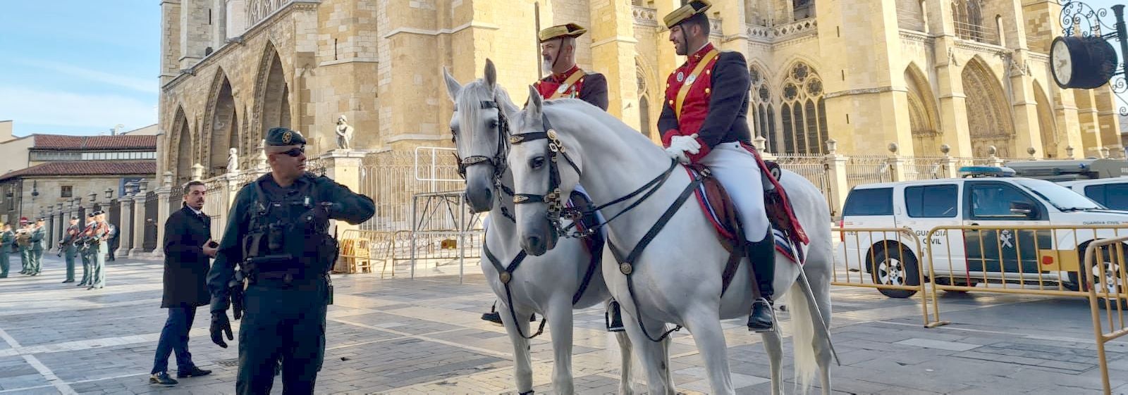 El solemne acto del izado de la bandera nacional en la plaza de Regla abre los actos conmemorativos de la patrona de la Guardia Civil, con León como foco central de los actos. Cientos de personas suman su presencia a la apertura de un intenso calendario de actividades. 