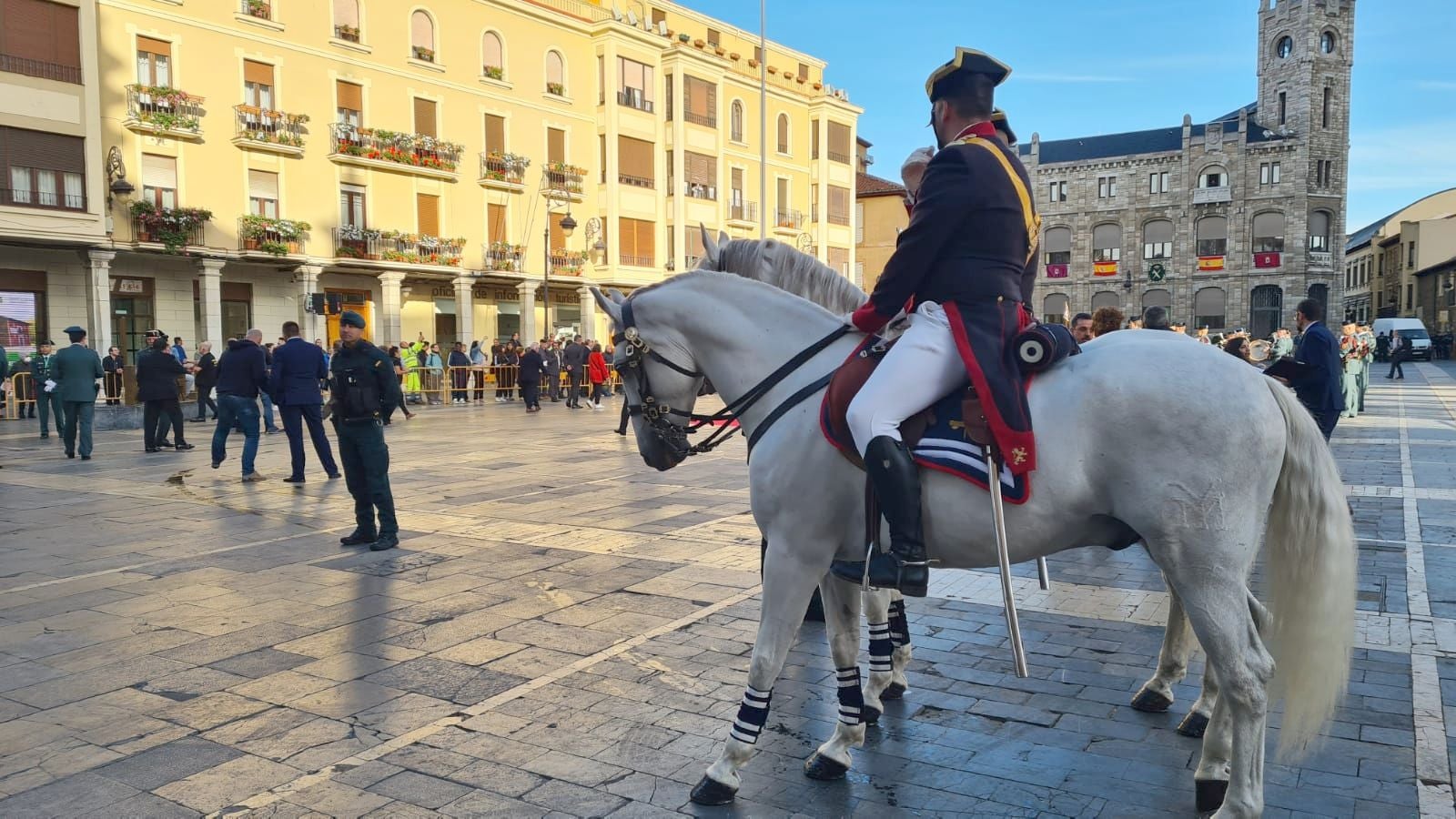 El solemne acto del izado de la bandera nacional en la plaza de Regla abre los actos conmemorativos de la patrona de la Guardia Civil, con León como foco central de los actos. Cientos de personas suman su presencia a la apertura de un intenso calendario de actividades. 