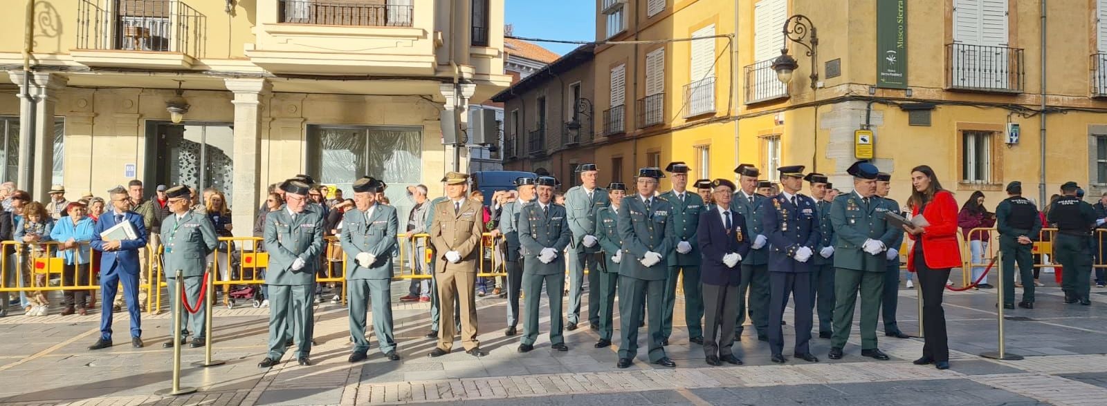 El solemne acto del izado de la bandera nacional en la plaza de Regla abre los actos conmemorativos de la patrona de la Guardia Civil, con León como foco central de los actos. Cientos de personas suman su presencia a la apertura de un intenso calendario de actividades. 