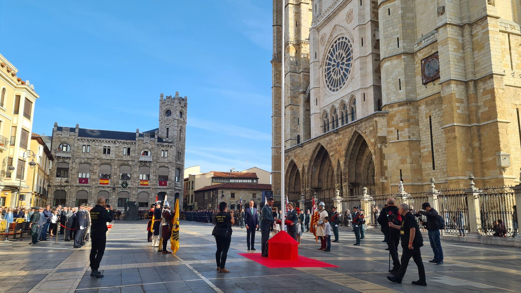 El solemne acto del izado de la bandera nacional en la plaza de Regla abre los actos conmemorativos de la patrona de la Guardia Civil, con León como foco central de los actos. Cientos de personas suman su presencia a la apertura de un intenso calendario de actividades. 