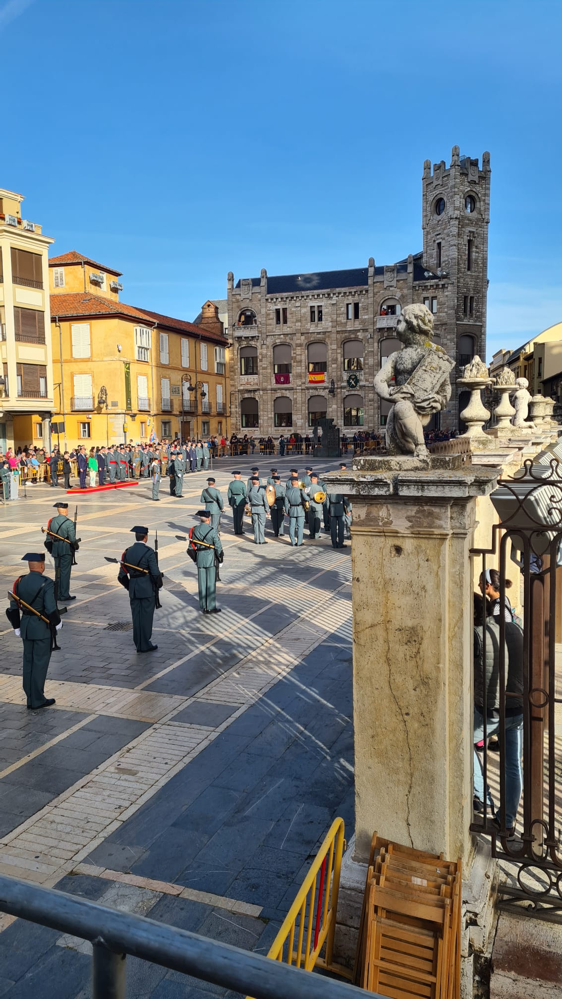 El solemne acto del izado de la bandera nacional en la plaza de Regla abre los actos conmemorativos de la patrona de la Guardia Civil, con León como foco central de los actos. Cientos de personas suman su presencia a la apertura de un intenso calendario de actividades. 