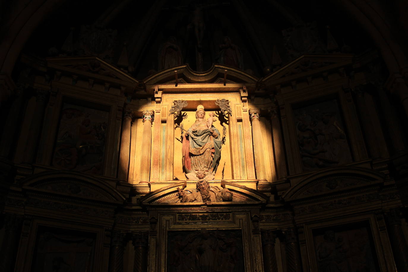 La luz del sol iluminando las escenas del retablo del Monasterio de Sandoval.