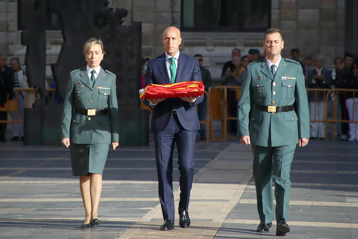 El solemne acto del izado de la bandera nacional en la plaza de Regla abre los actos conmemorativos de la patrona de la Guardia Civil, con León como foco central de los actos. Cientos de personas suman su presencia a la apertura de un intenso calendario de actividades. 