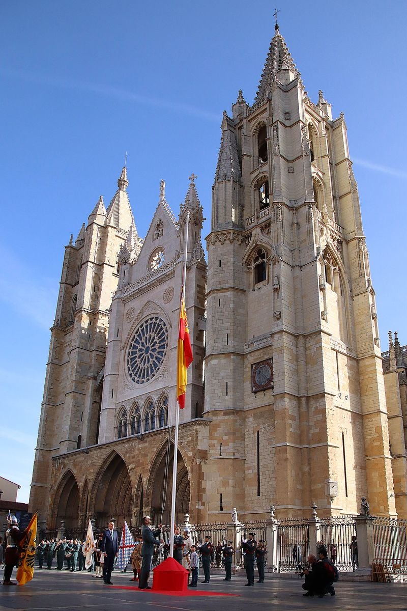 El solemne acto del izado de la bandera nacional en la plaza de Regla abre los actos conmemorativos de la patrona de la Guardia Civil, con León como foco central de los actos. Cientos de personas suman su presencia a la apertura de un intenso calendario de actividades. 