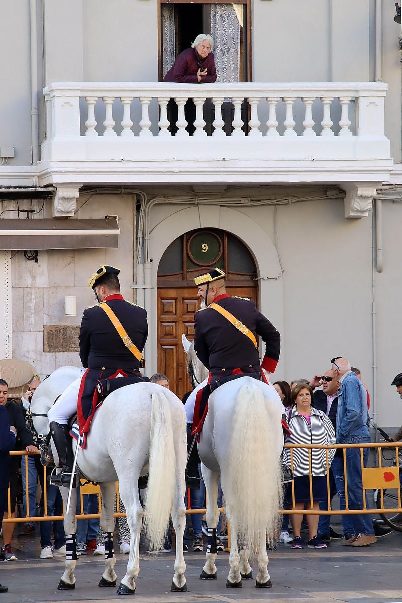 El solemne acto del izado de la bandera nacional en la plaza de Regla abre los actos conmemorativos de la patrona de la Guardia Civil, con León como foco central de los actos. Cientos de personas suman su presencia a la apertura de un intenso calendario de actividades. 