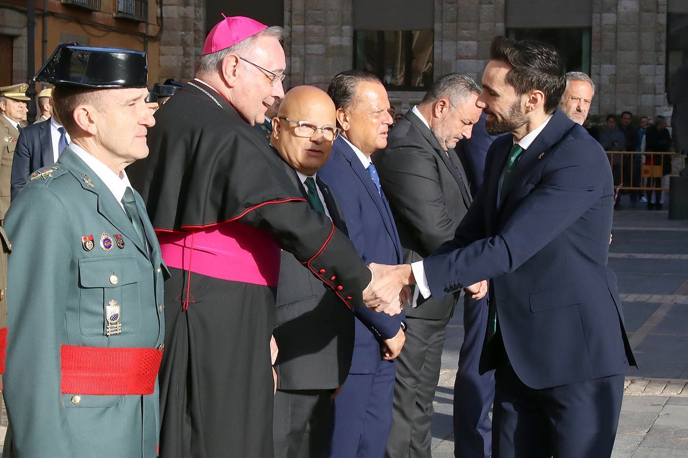 El solemne acto del izado de la bandera nacional en la plaza de Regla abre los actos conmemorativos de la patrona de la Guardia Civil, con León como foco central de los actos. Cientos de personas suman su presencia a la apertura de un intenso calendario de actividades. 