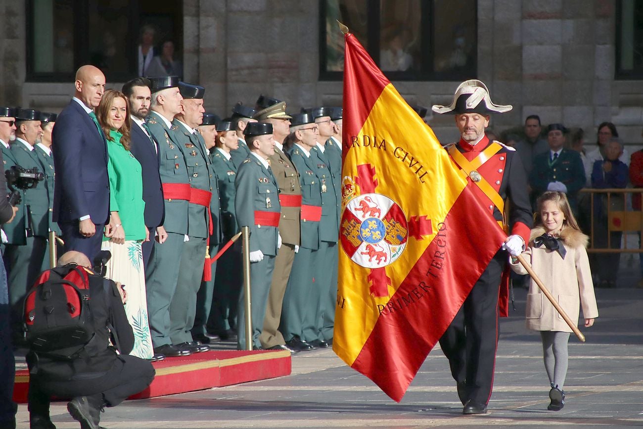 El solemne acto del izado de la bandera nacional en la plaza de Regla abre los actos conmemorativos de la patrona de la Guardia Civil, con León como foco central de los actos. Cientos de personas suman su presencia a la apertura de un intenso calendario de actividades. 