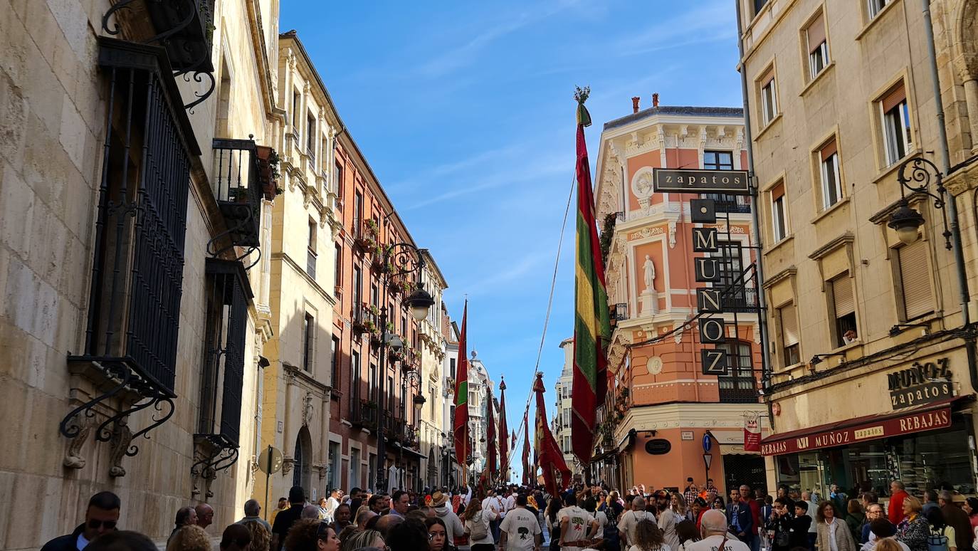 El resumen visual de la jornada de San Froilán en 60 imágenes a pide de calle. León se deja ver abarrotado en la antesala de una nueva cita tradicional, en esta ocasión en el alfoz de la capital. 