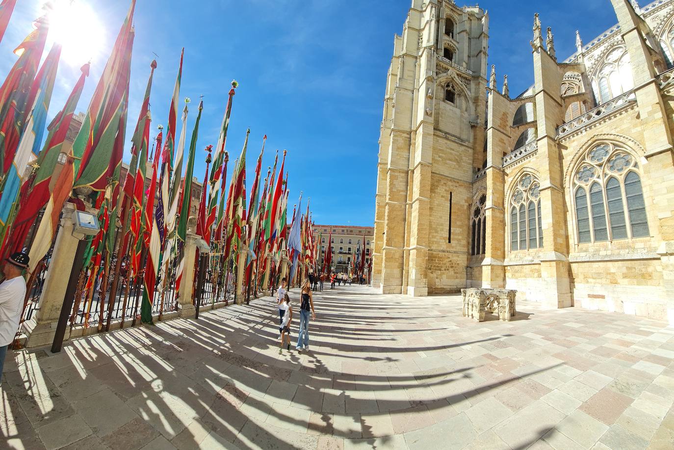 El resumen visual de la jornada de San Froilán en 60 imágenes a pide de calle. León se deja ver abarrotado en la antesala de una nueva cita tradicional, en esta ocasión en el alfoz de la capital. 