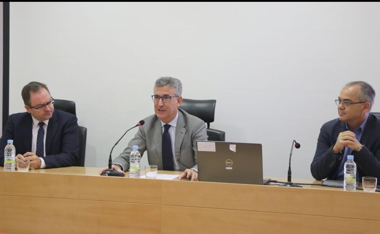 El director del Incibe, Félix Barrio, el secretario general de la Cámara de Comercio de León, Javier Sanz, y el director adjunto de Red.Es, Antonio Sarabia, en las jornadas sobre soluciones de ciberseguridad que han tenido lugar este martes en León.