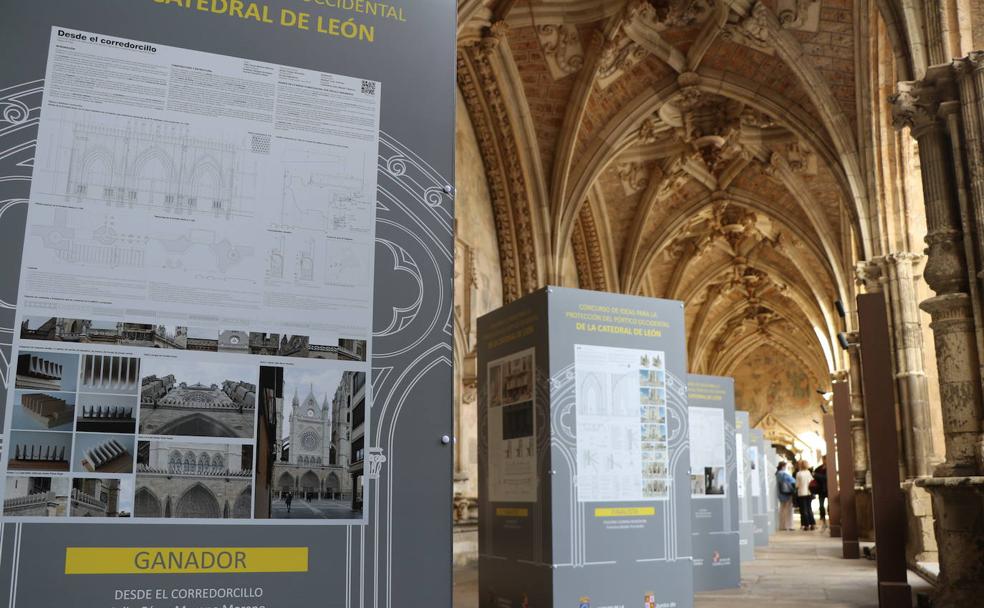 El proyecto ganador en primer plano, dentro de la exposición de ideas que se muestra en el Claustro de la Catedral de León, para proteger el pórtico. 