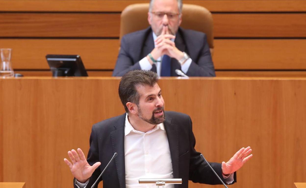 Luis Tudanca, portavoz socialista, durante el pleno de las Cortes de este martes.