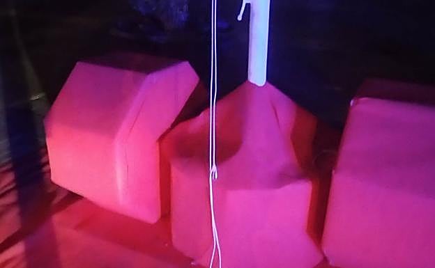 Estado en el que quedó la cuerda que sujetaba la bandera.