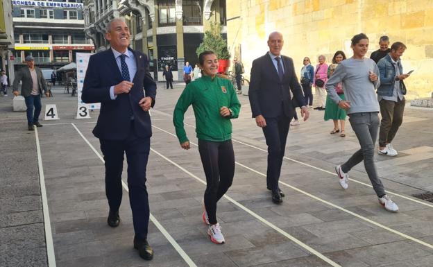 Presentación de la actividad en la calle Legio VII de la capital leonesa, que contó con la presencia del alcalde, el concejal de Deportes, el exatleta Manuel Martínez, el entrenador José Enrique Villacorta, la corredora Ángela García o el fondista Roberto Aláiz.