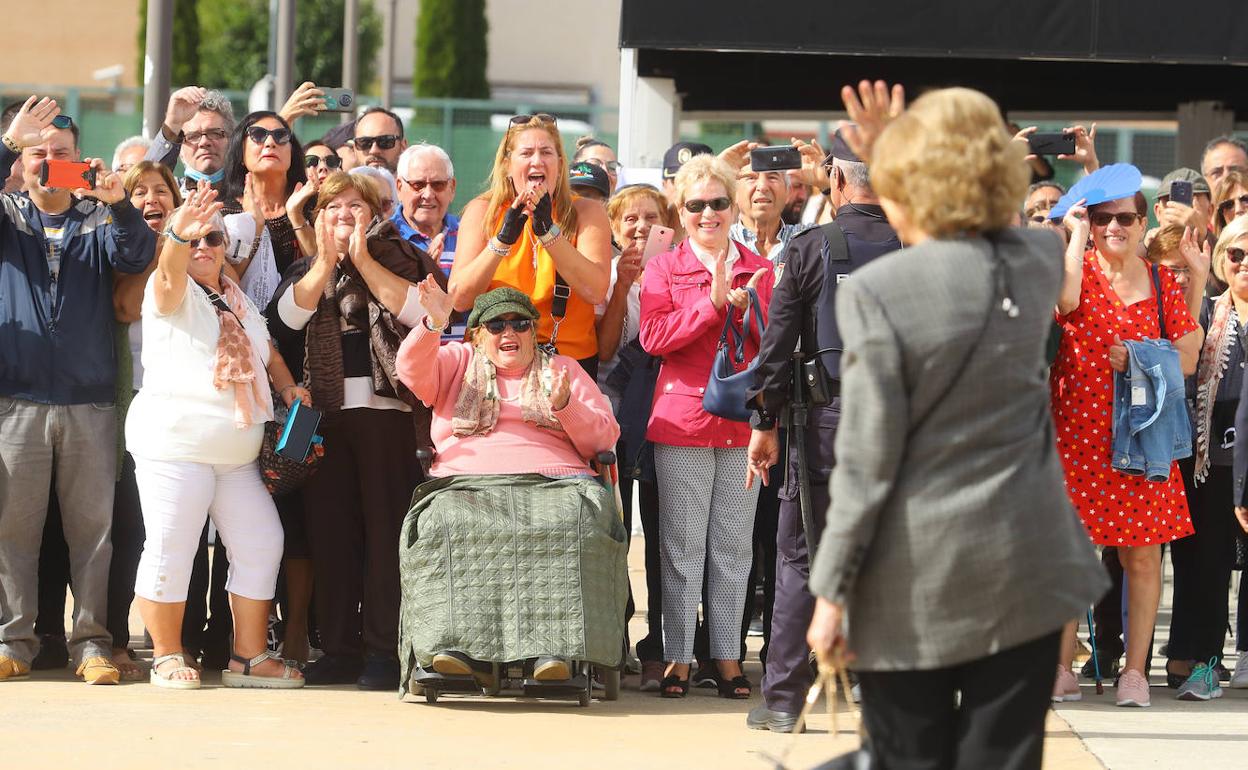 La reina emérita Doña Sofía saluda a las autoridades a su llegada al Banco de Alimentos del Sil y a las personas que allí la esperaban. 