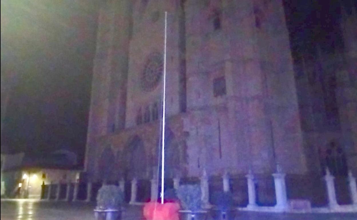 El mástil sin la bandera tras ser hurtada por un joven en León ciudad.
