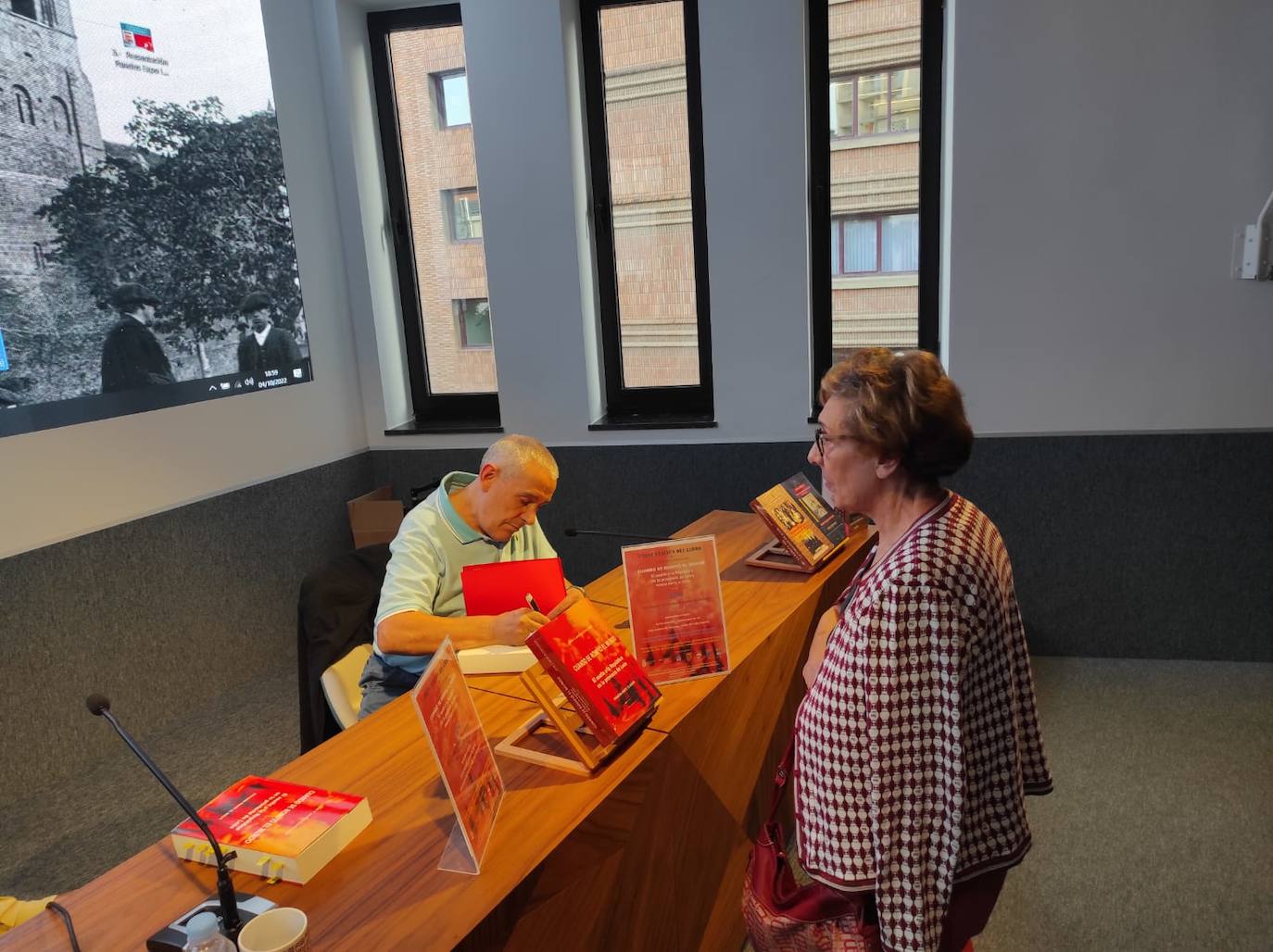 Una treintena de personas acudieron durante la tarde de este martes a la presentación de la obra de José Cabaás González en el Instituto Leonés de Cultura (ILC).