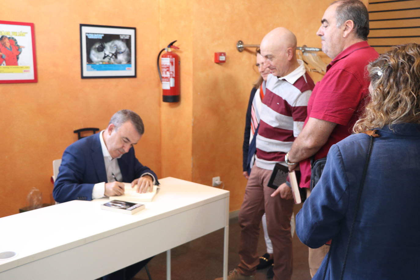 El escritor Lorenzo Silva y el Director de la película Andrés Koppel, además de personal de la Unidad Central Operativa (UCO) de la Guardia Civil durante la proyección de 'La Niebla y la Doncella' en el teatro San Francisco 