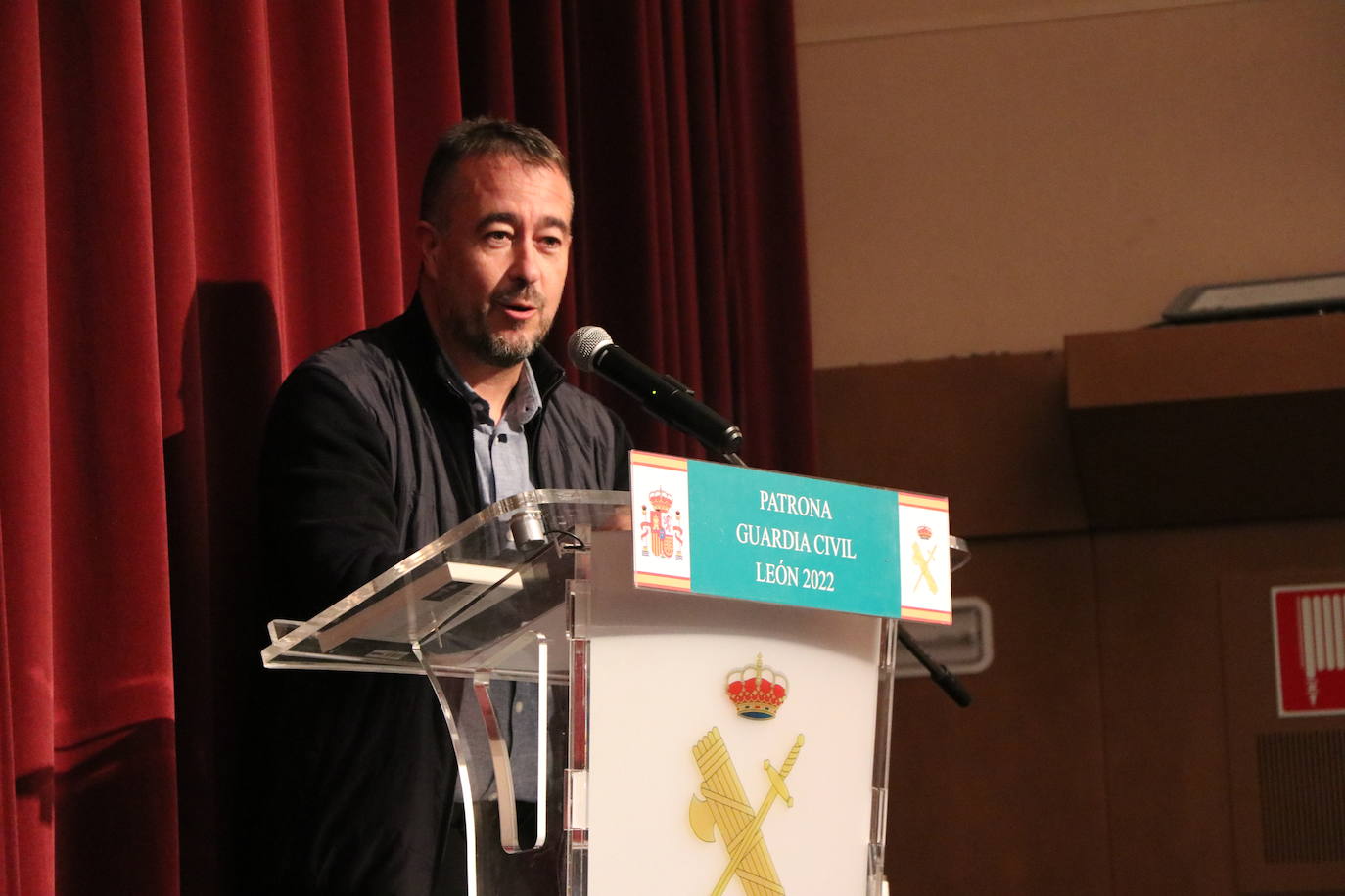 El escritor Lorenzo Silva y el Director de la película Andrés Koppel, además de personal de la Unidad Central Operativa (UCO) de la Guardia Civil durante la proyección de 'La Niebla y la Doncella' en el teatro San Francisco 