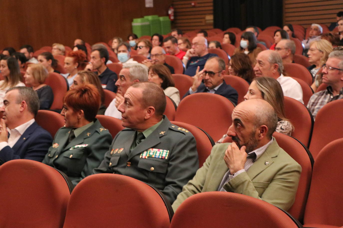 El escritor Lorenzo Silva y el Director de la película Andrés Koppel, además de personal de la Unidad Central Operativa (UCO) de la Guardia Civil durante la proyección de 'La Niebla y la Doncella' en el teatro San Francisco 