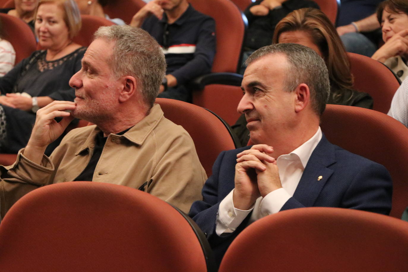 El escritor Lorenzo Silva y el Director de la película Andrés Koppel, además de personal de la Unidad Central Operativa (UCO) de la Guardia Civil durante la proyección de 'La Niebla y la Doncella' en el teatro San Francisco 