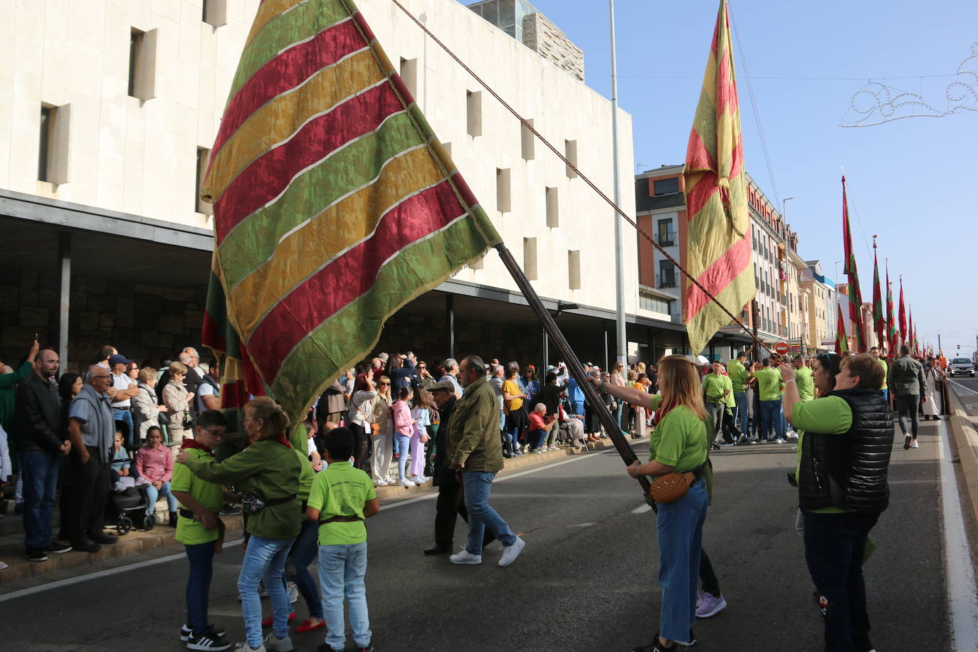 Desfile de pendones y carros engalanados en la romería de San Froilán. 