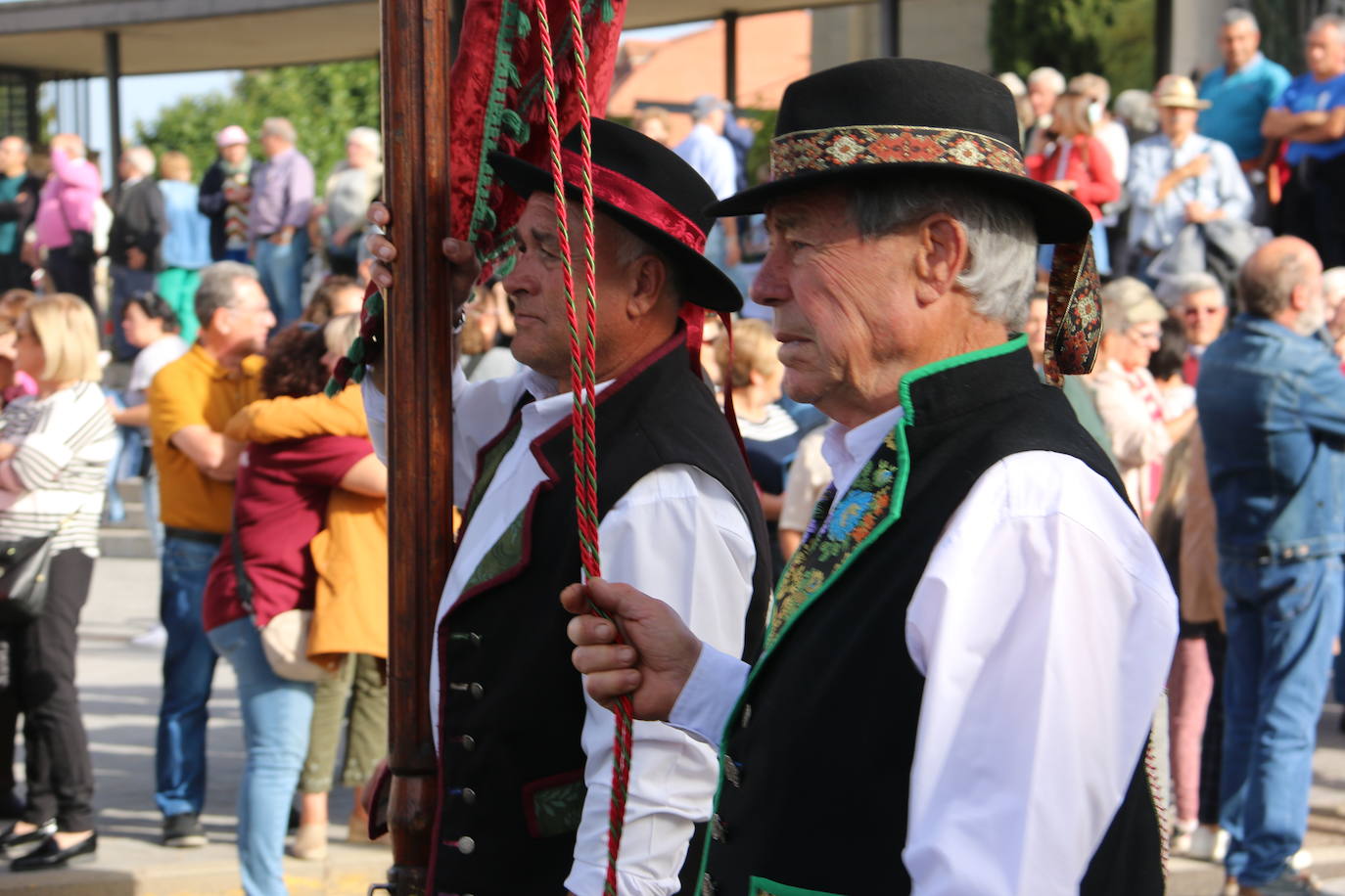 Desfile de pendones y carros engalanados en la romería de San Froilán. 