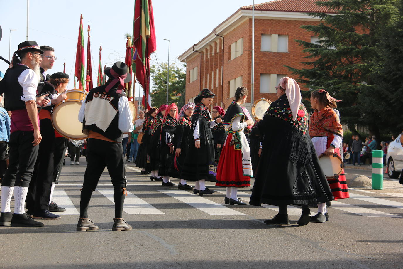 Desfile de pendones y carros engalanados en la romería de San Froilán. 