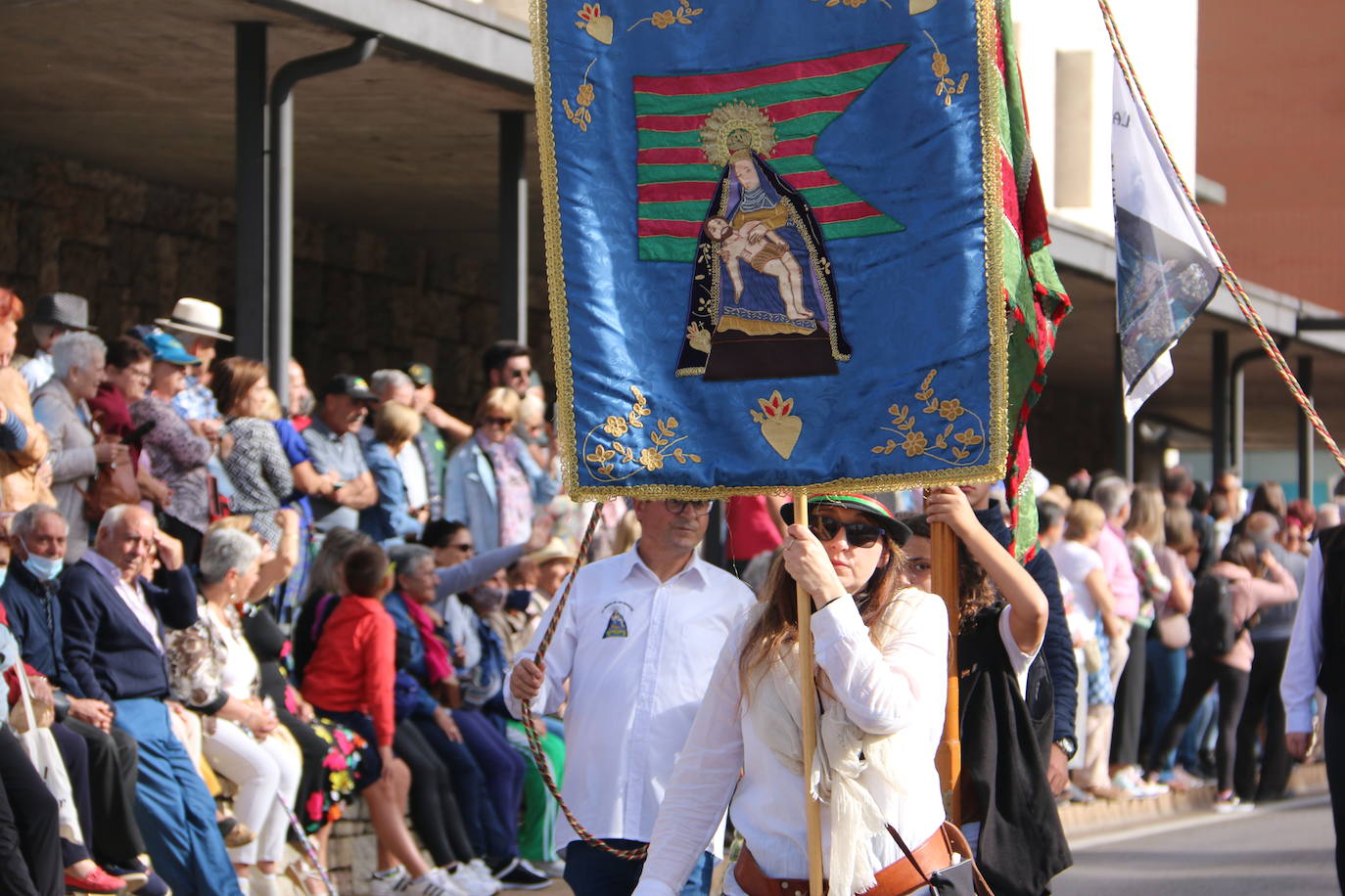 Desfile de pendones y carros engalanados en la romería de San Froilán. 