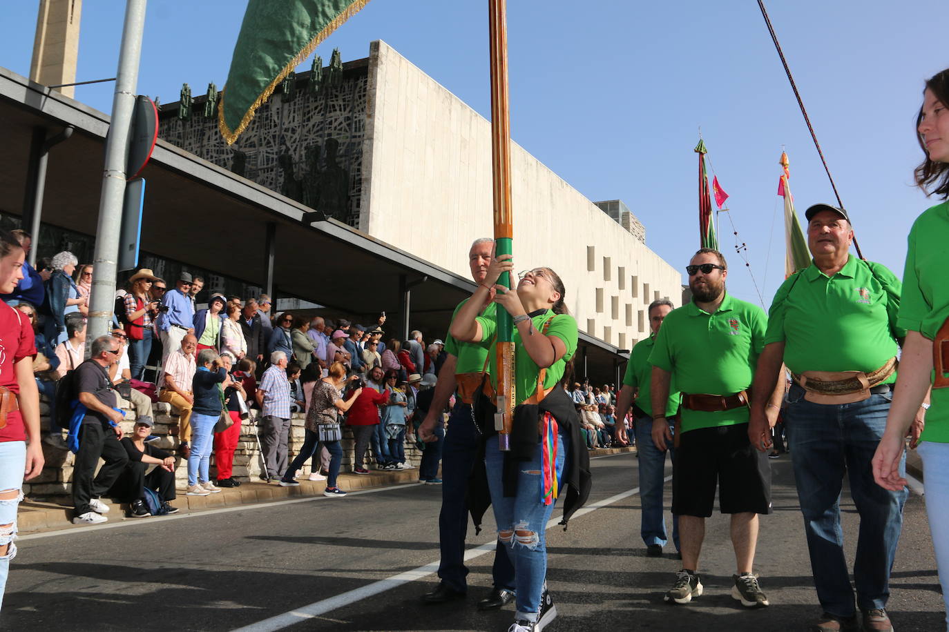 Desfile de pendones y carros engalanados en la romería de San Froilán. 