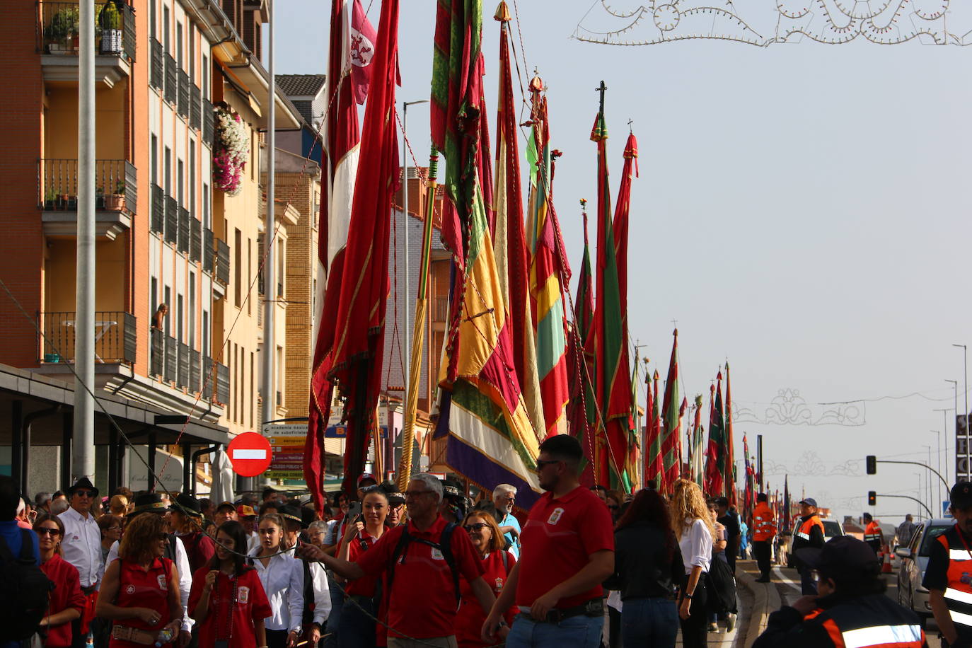 Desfile de pendones y carros engalanados en la romería de San Froilán. 